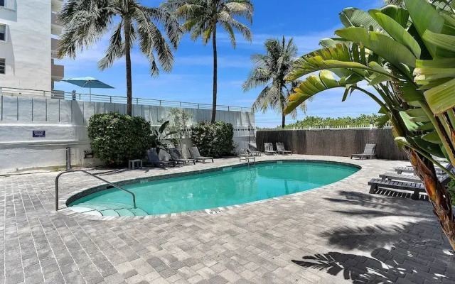 Deco South Of Fifth Beach Access