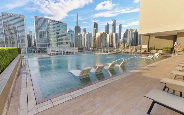 Waves - Elegant Studio Retreat in Dubai’s Business Bay