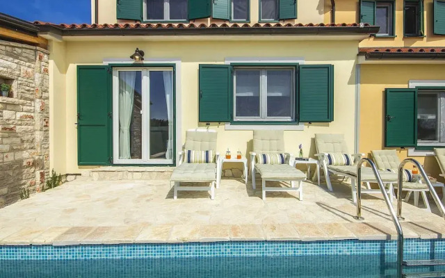 Spacious Holiday Home With Swimming Pool Near Sea in Vodnjan