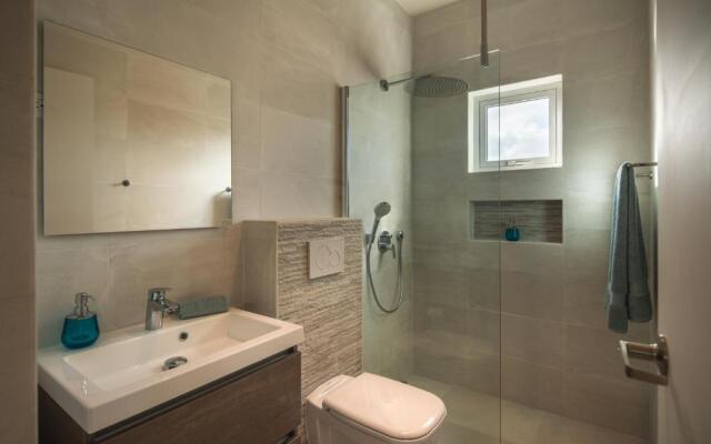 Hideout Suites - steps from Eagle Beach