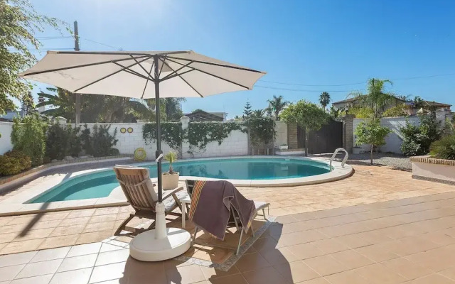 Detached Villa With a Large Private Swimming Pool