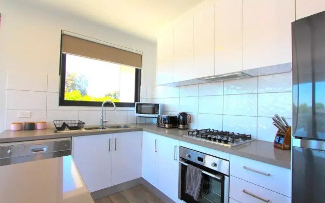 StayCentral-Heidelberg Heights Penthouse