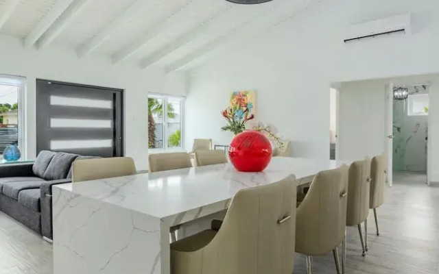 NEW 5BR Villa w Privatepool 3min to Eagle Beach