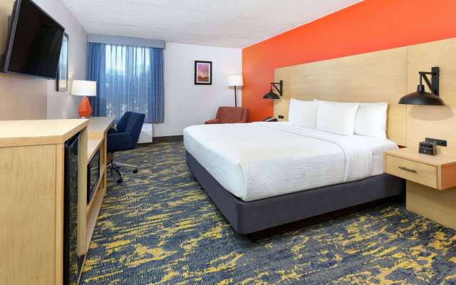 La Quinta Inn & Suites by Wyndham Dallas - Las Colinas