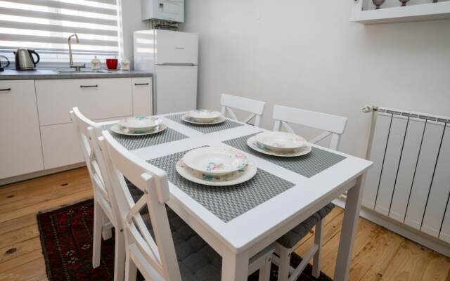 Sunny 1bdr Apartment Near City Center