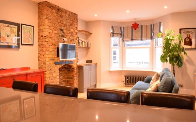Retro 2 Bedroom Flat in Clapham