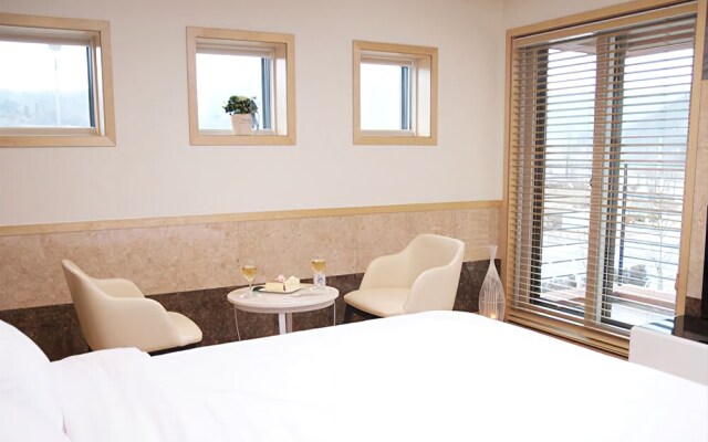 Yeongwol River Palace Pension