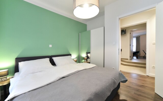 Premium Central Apartment & Room