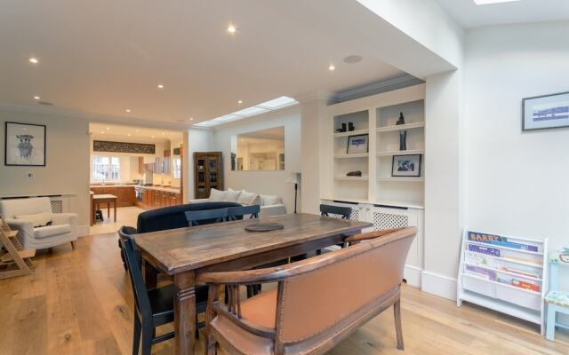 4 Bedroom Family House in Shepherd's Bush