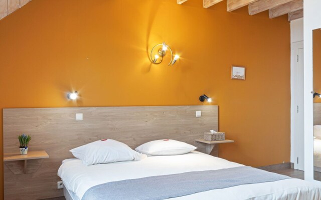 Beautifully Renovated Farmhouse for Groups, With Indoor Pool and Sauna