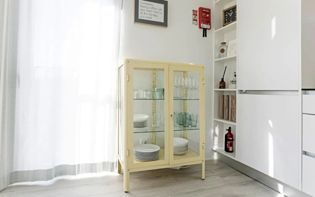 Stylish Flat W/ Gym & Parking by LovelyStay