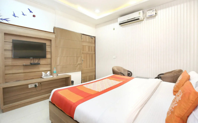 OYO 10940 Hotel Waves