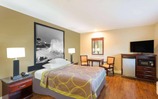 Super 8 by Wyndham Martinez