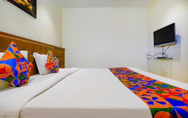 Townhouse OAK Hotel Chaitanya Executive