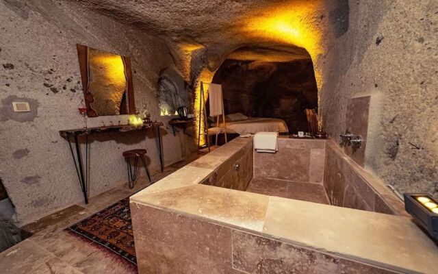 Crassula Cave Hotel