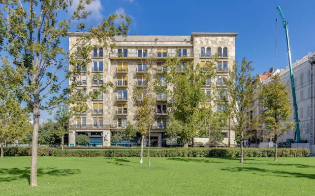 Riverbank Apartment At Parliament