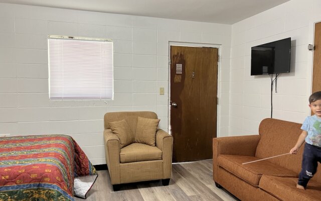 Driftwood Inn and Lodge by the lake