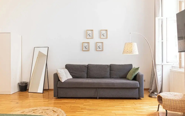 Beautiful 2BR Apartment Near Rennweg