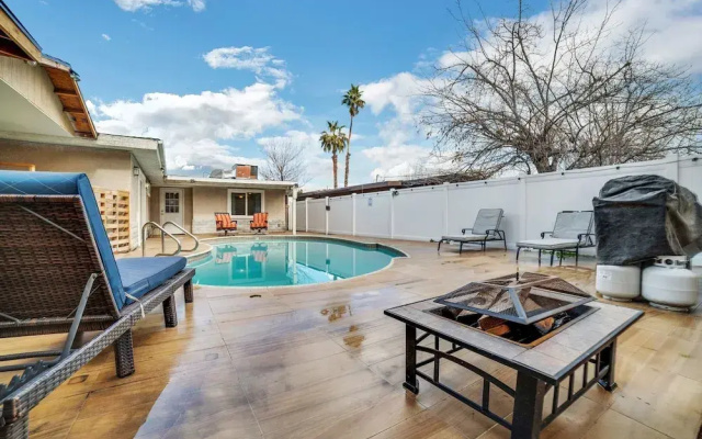Vibrant In Vegas - 4 Bd With Shimmering Pool! 4 Bedroom Home by RedAwning