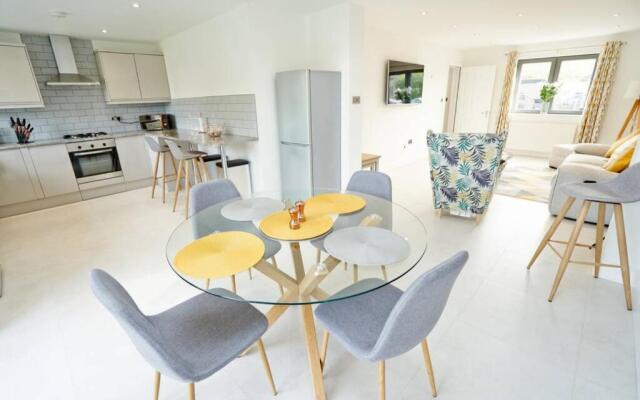 Home From Home - 4 Double Bed House with Parking