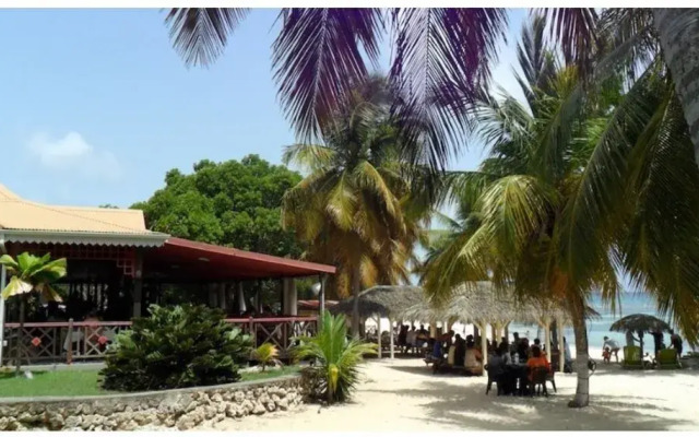 Ti. Maanga vue mer et pieds dans l'eau