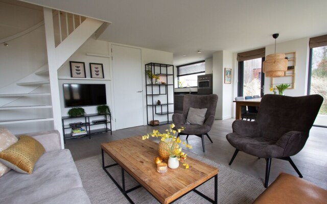 Duinhuis Luxurious 6-person Dune House