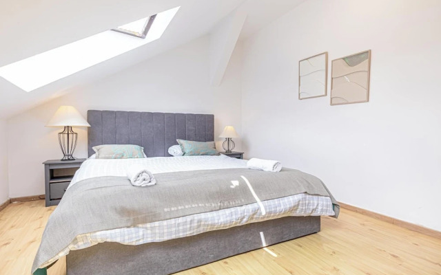 Stylish 3BR Apt With Balcony City Center