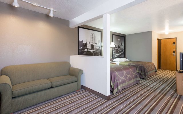 Super 8 by Wyndham Bernalillo