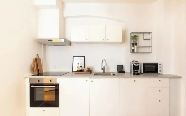 Sanders Noble - Fantastic 5-bdr Apt in the Capital