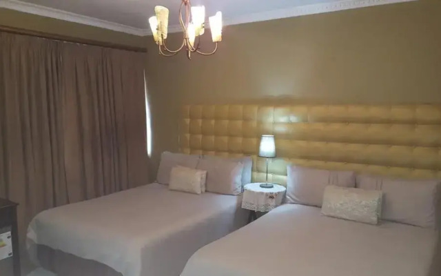 Savoy Lodge With Breakfast Included - Standard Double Room 6
