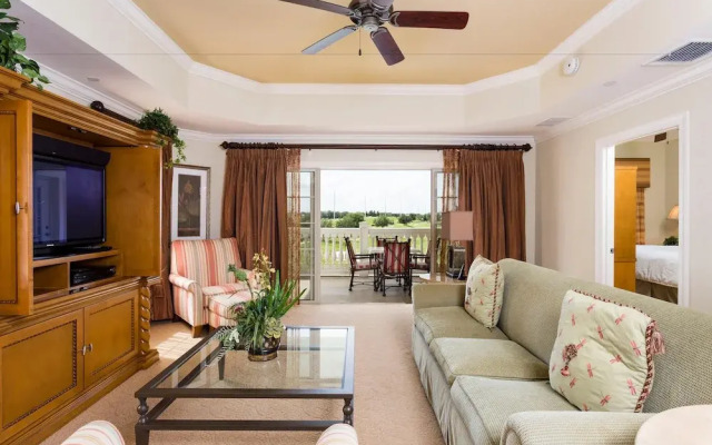 RVH 052 Relax in Centre Court