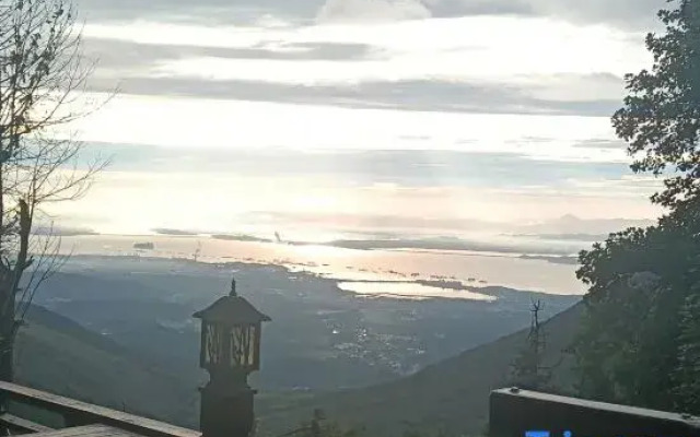 Hidden Mountain Residence Courtyard