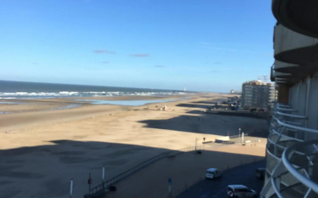 Studio 4 pers met Frontaal Zeezicht & privé zwembad Oostende