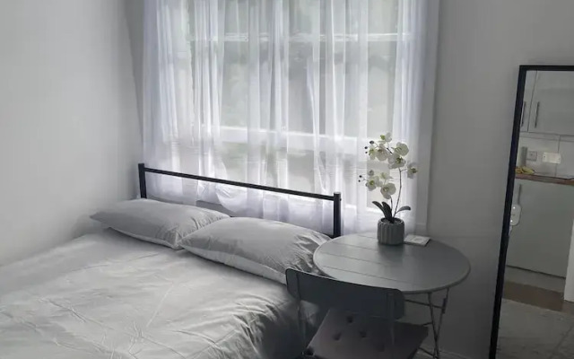 Charming Studio in London - 1 Person Only