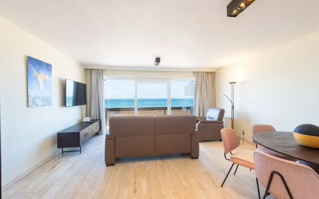 Apartment With Sunny Terrace and sea View