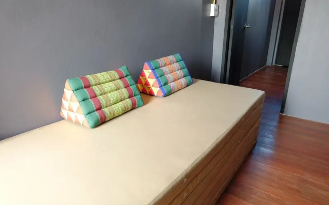 BTS Khaosan Hostel