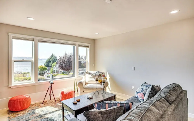 Puget Sound Views: Des Moines Apt w/ Patio