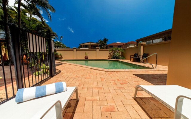Beachside Gold Coast Apartment With Pool