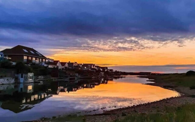Beautifully Furnished Home - 5 Minutes to the Sea!