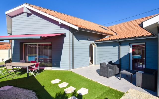 Charming Holiday Home in La Teste-de-buch With Swimming Pool