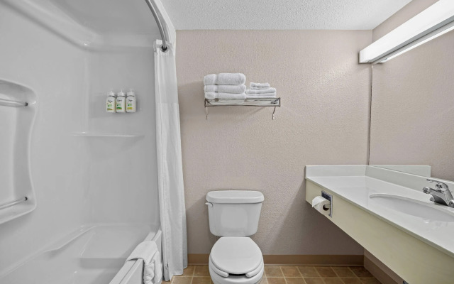 Days Inn & Suites by Wyndham Winkler