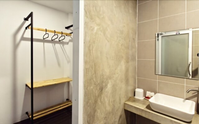 6.11 Hotel