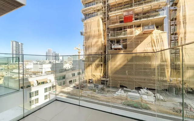High-end Studio With Rooftop Pool and gym