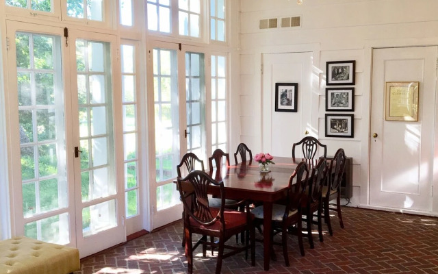 The Four Chimneys Inn