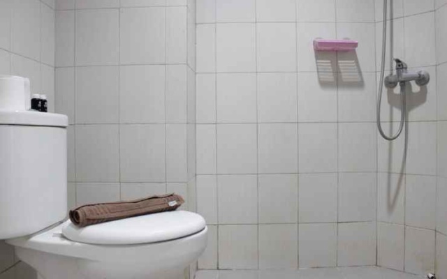 Comfy and Fresh 2BR Apartment at Mekarwangi Square Cibaduyut By Travelio – Bathroom – Bandung