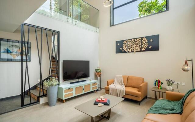 Cloud7 Waves Luxury 4 BHK Villa by Elivaas