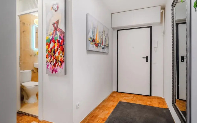 The Green Corner Apartment With Balcony