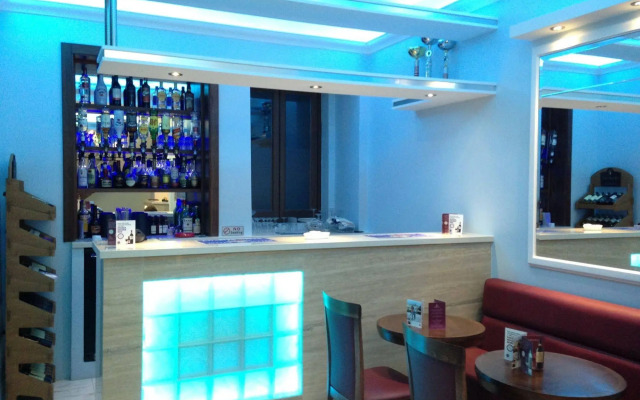 Grand Harbour Hotel