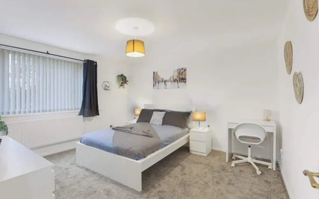 Spacious 4 Bedroom House With Parking