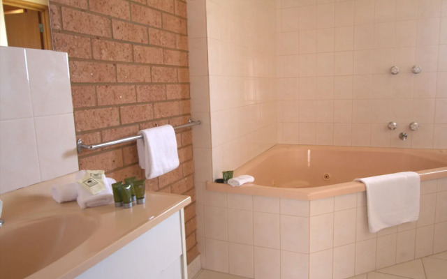 Blue Whale Motor Inn & Apartments